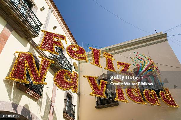 merry christmas sign on the plaza de armas, mexico - feliz navidad stockfoto's en -beelden