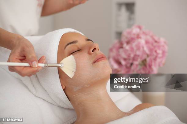 vrouw in masker op gezicht in schoonheidssalon - beauty treatment stockfoto's en -beelden