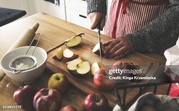 boy cutting apples for apple pie - casa sezione foto e immagini stock