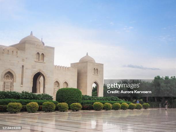 sultan qaboos mosque in muscat, oman - grande mascate imagens e fotografias de stock