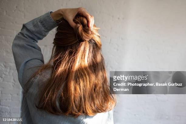 hair bun style - lang fysieke beschrijving stockfoto's en -beelden