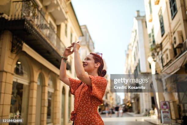 è così stupita dalla bellissima architettura della città vecchia - greece city foto e immagini stock