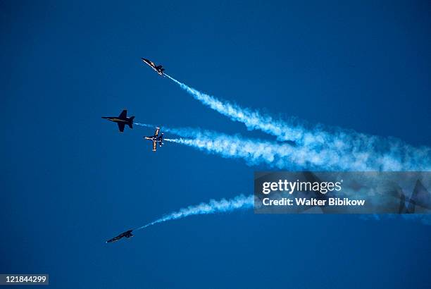 military aircraft in airshow - avion de chasse photos et images de collection