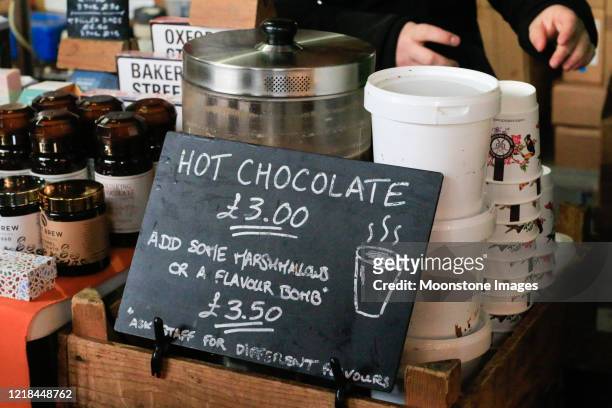 chocolate caliente en borough market, londres - caseta fotografías e imágenes de stock