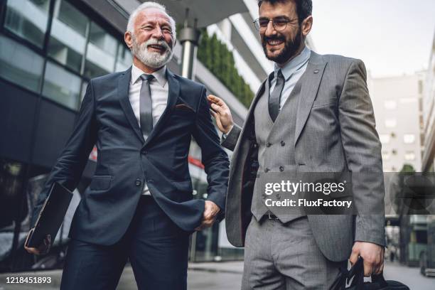 fröhliche vater-sohn-geschäftsleute kehren von der arbeit zurück - father son business europe stock-fotos und bilder