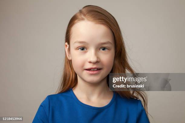 retrato de estudio de una niña de 9 años sobre un fondo gris - ojos verdes fotografías e imágenes de stock