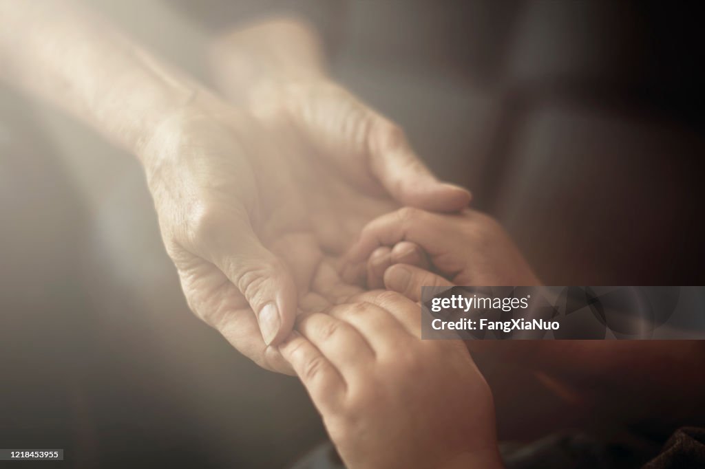 Nipote che tiene le mani della nonna da vicino vista