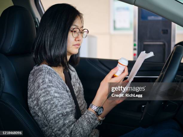 frau in drive-through-apotheke - drive through stock-fotos und bilder