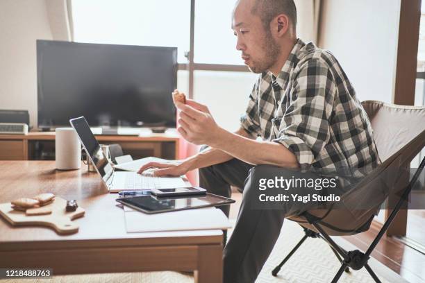asian male worker working from home. - 日本食 個照片及圖片檔