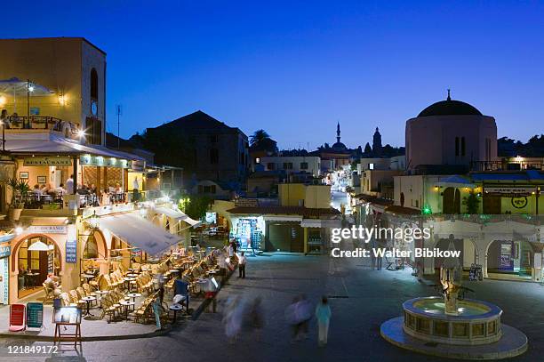 dodecanese islands, rhodes town: plateia ippokratous square at evening, greece  - pueblo de rodas fotografías e imágenes de stock