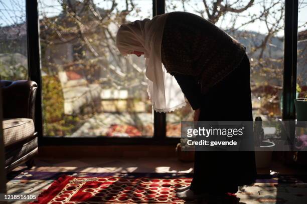 moslimvrouw die in ramadan bidt - hoofddoek stockfoto's en -beelden