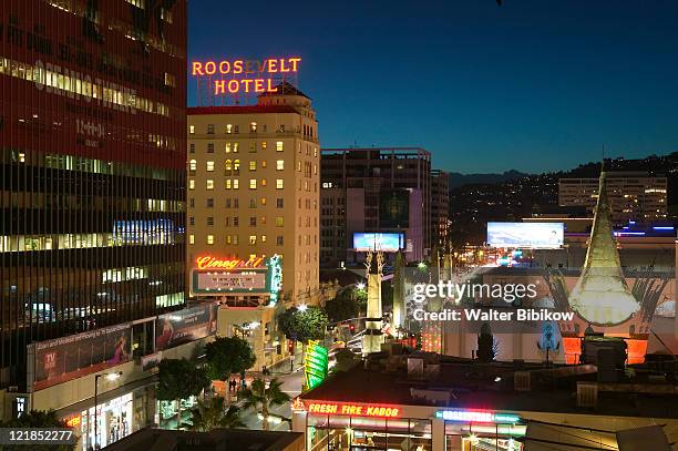 ca, los angeles, hollywood blvd view at night - hollywood schild stock-fotos und bilder