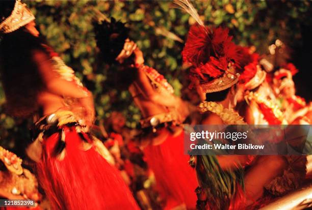 polynesian dance troupe, moorea - territorios franceses de ultramar fotografías e imágenes de stock