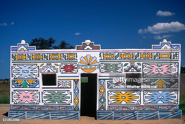 painted ndebele house, south africa - ndebele house stock pictures, royalty-free photos & images