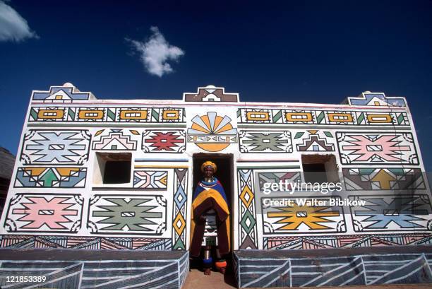 painted ndebele house, south africa - tradición fotografías e imágenes de stock