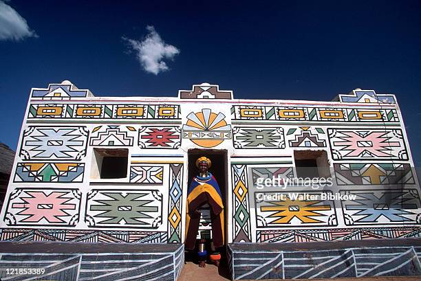 painted ndebele house, south africa - tradition imagens e fotografias de stock