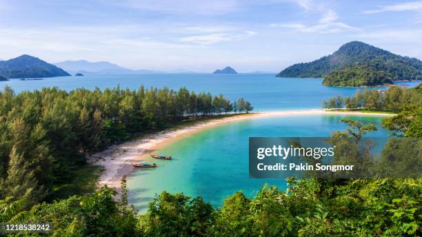 white sand beach in sunshine day at kham-tok island (koh-kam-tok) - similan islands stock pictures, royalty-free photos & images