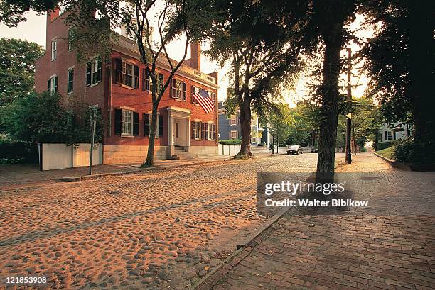 cobblestone street, nantucket, ma - nantucket stockfoto's en -beelden