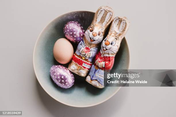 easter arrangement eggs, easter bunny - chocolate bunny stock-fotos und bilder