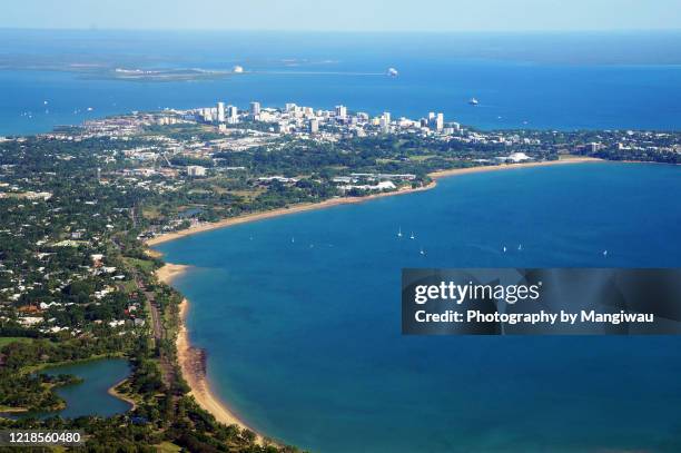 darwin city, northern territory, australia - uluru road stock-fotos und bilder