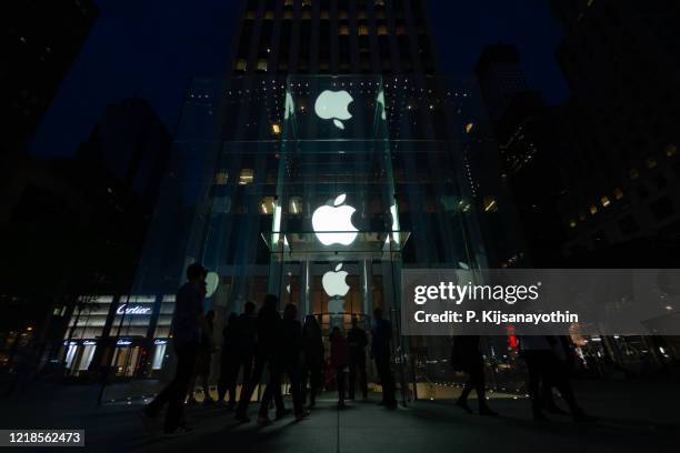 apple store fifth avenue - apple store soho stock pictures, royalty-free photos & images