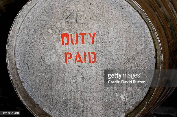 customs and excise duty paid printed on a barrel in a distillery, isle of islay, scotland - excise - fotografias e filmes do acervo