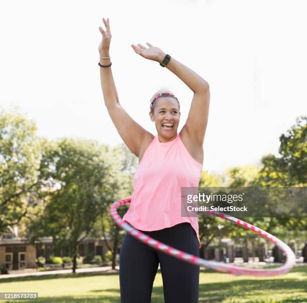 公園で外で運動している女性 - フープ ストックフォトと画像