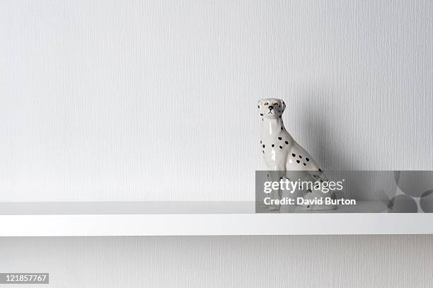 porcelain dalmatian dog sitting on shelf - étagère photos et images de collection