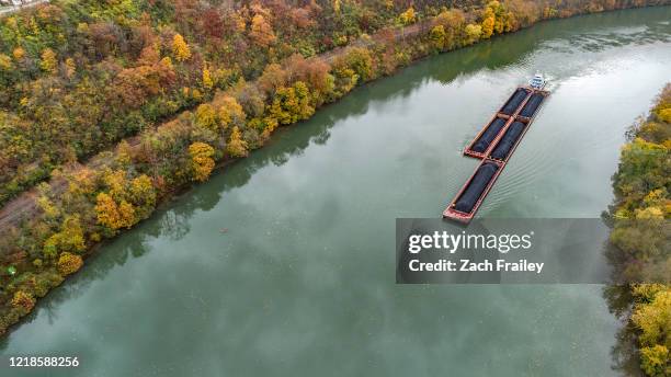 pennsylvania coal barges on the monongahela river - kohlengrube stock-fotos und bilder