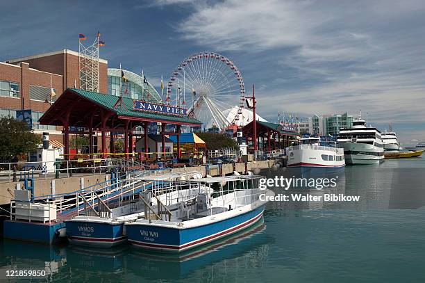 navy pier and chicago tour boats, chicago, il - navy pier stock pictures, royalty-free photos & images