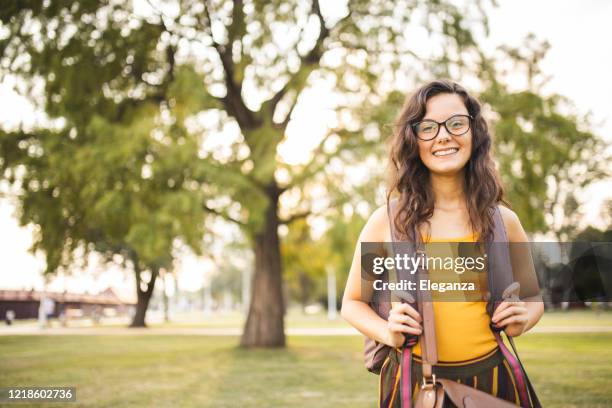 バックパックを持つ女子学生 - college girl pics ストックフォトと画像