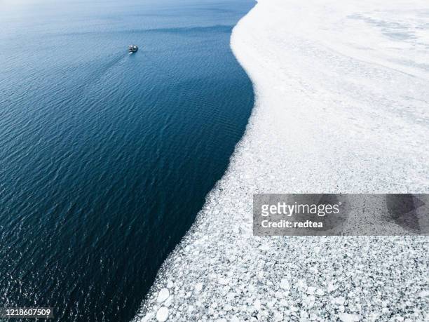 drone che filma lo scioglimento del ghiaccio invernale nel lago ontario, canada - ice berg foto e immagini stock