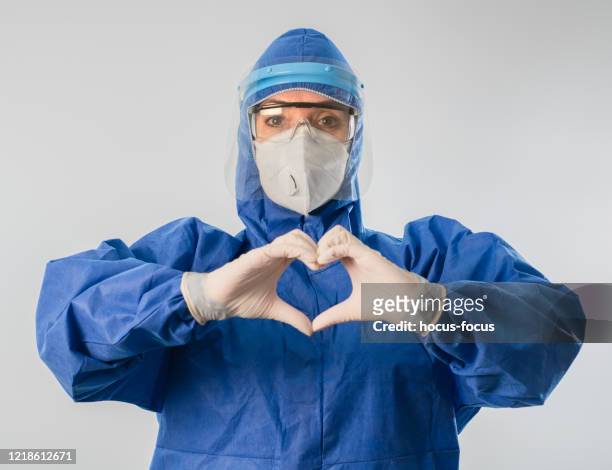 doctor making heart shape and sending love during coronavirus covid 19 novel corona virus outbreak - medical thank you imagens e fotografias de stock