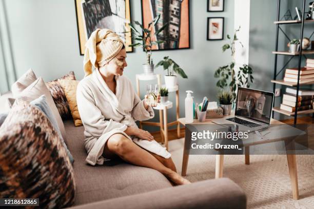 donna che si prende cura della sua bellezza durante il periodo del soggiorno a casa - routine foto e immagini stock