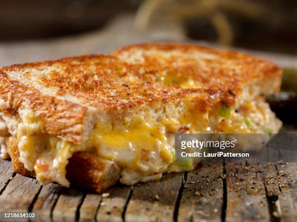 hühnersalat mit speck gegrilltem käse sandwich - chicken sandwich stock-fotos und bilder