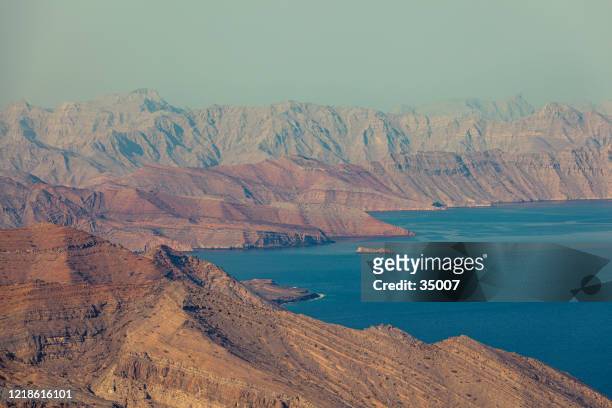 costa de khor najd, península de musandam, omán - arabian peninsula fotografías e imágenes de stock