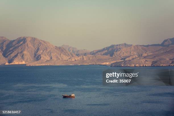 stretto di hormuz, oman - stretto foto e immagini stock