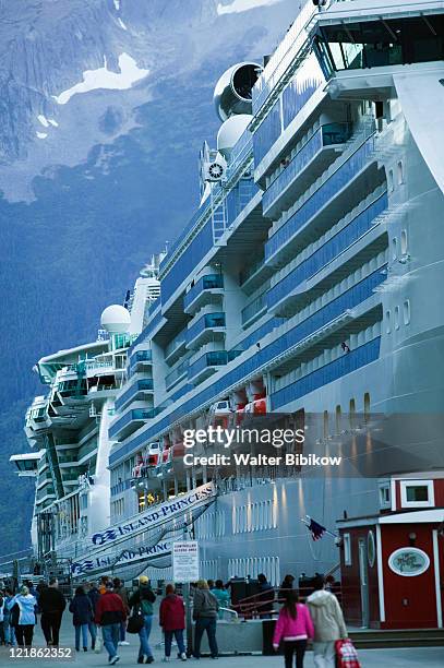 southeast alaska, skagway - cruise liner foto e immagini stock