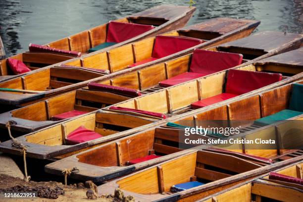 punts on the river cam in cambridge, england. - cambridge england stock pictures, royalty-free photos & images
