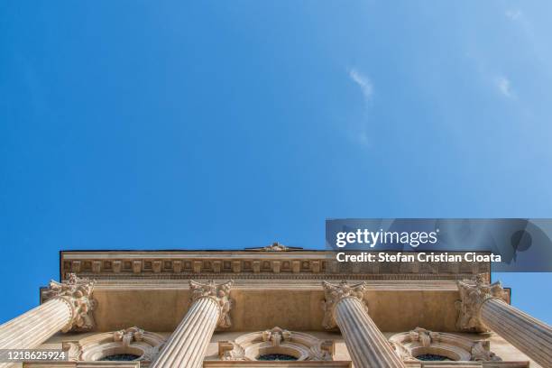 columns with beautiful architecture in bucharest - ribera característica de la tierra fotografías e imágenes de stock