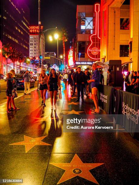 paseo de la fama por la noche, hollywood boulevard, los angeles - hollywood sign at night fotografías e imágenes de stock