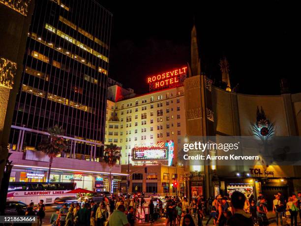 the hollywood roosevelt hotel - hollywood sign at night fotografías e imágenes de stock