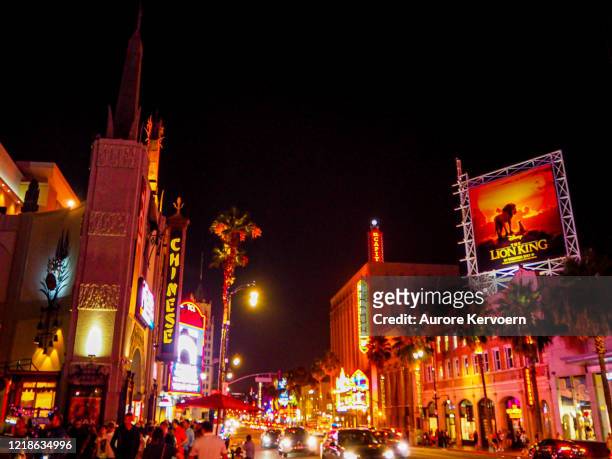el anuncio de lion king en hollywood boulevard - hollywood sign at night fotografías e imágenes de stock