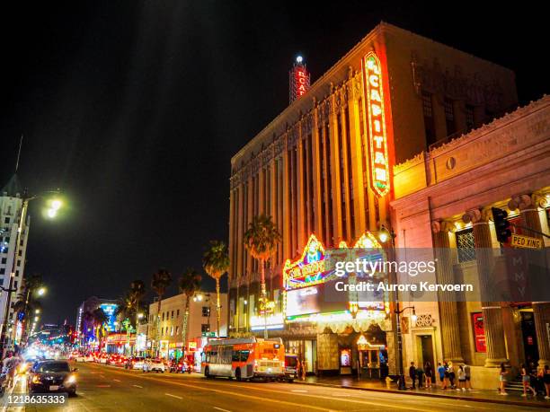 teatro el capitan, hollywood boulevard - hollywood sign at night - fotografias e filmes do acervo