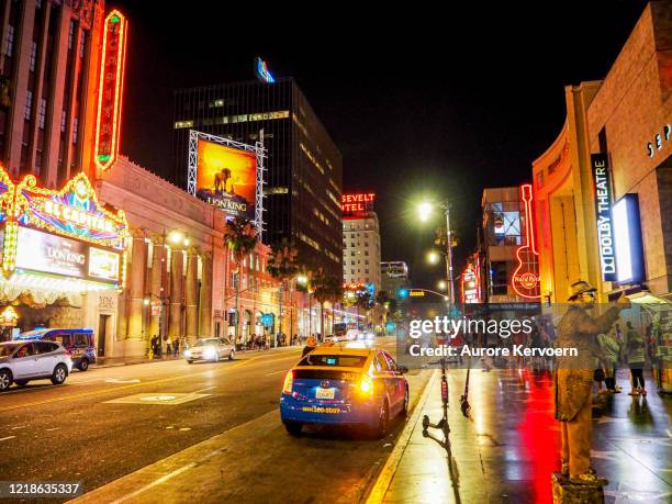 teatro el capitan, hollywood boulevard - hollywood sign at night fotografías e imágenes de stock