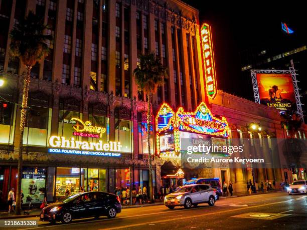 teatro el capitan, hollywood boulevard - hollywood sign at night fotografías e imágenes de stock