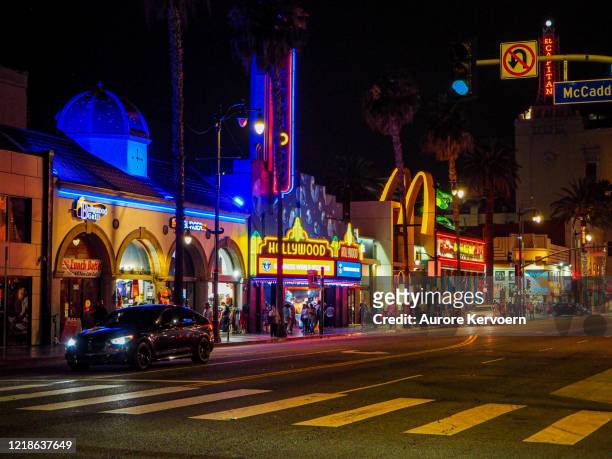 hollywood boulevard y mc donald restaurant - hollywood sign at night fotografías e imágenes de stock
