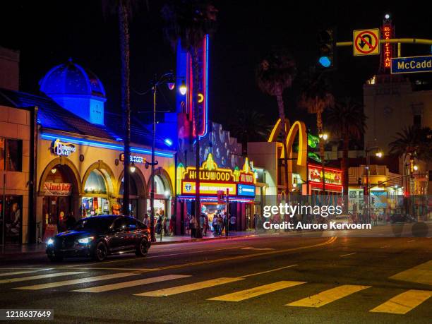 hollywood boulevard e restaurante mc donald - hollywood sign at night - fotografias e filmes do acervo