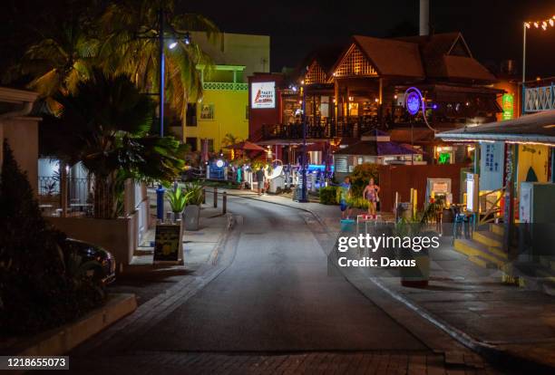 night time street szene in st. lawrence gap - barbados stock-fotos und bilder