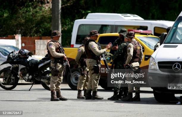 police seek bank robbers in salvador - major military rank stock pictures, royalty-free photos & images